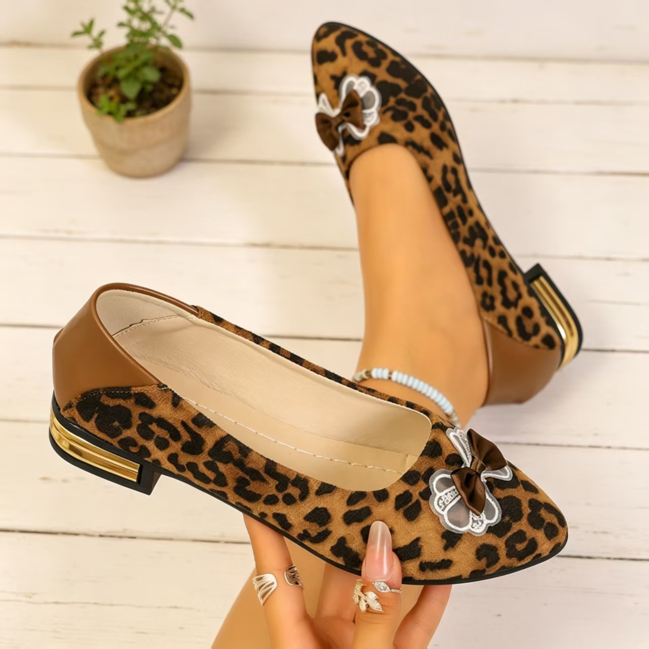 Women'S Fashion Shoes - รองเท้าส้นเตี้ยหัวแหลมแฟชั่นฤดูใบไม้ร่วงสำหรับผู้หญิง ลายพิมพ์สัตว์ ประดับโบว์คริสตัล สวมใส่ง่าย เหมาะสำหรับออกเดทและทำงาน