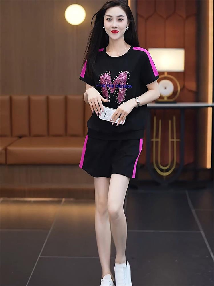 ชุดกีฬาแฟชั่นสำหรับผู้หญิง คอก - Women Fashion Over The Years บทวิจารณ์และราคา