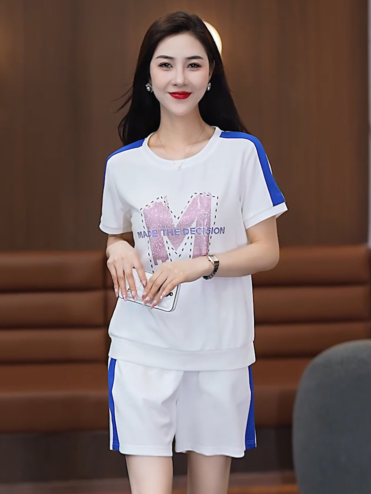 ชุดกีฬาแฟชั่นสำหรับผู้หญิง คอก - Women Fashion Over The Years บทวิจารณ์และราคา